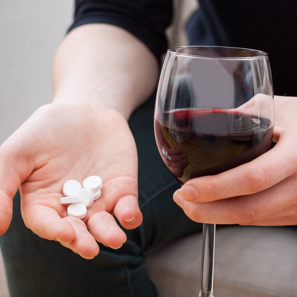 Trên thực tế, viên giải rượu chỉ có tác dụng hỗ trợ chuyển hóa rượu và nó chưa được chứng minh bảo vệ hoặc phục hồi cơ thể khỏi các chất gây hại trong rượu bia. Ảnh: Pinterest.