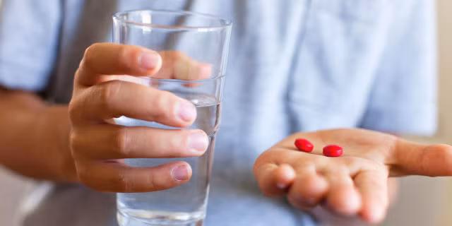 Vô tình, việc này làm cho chất độc ở trong cơ thể lâu hơn và tích tụ dễ dàng hơn. Sau đó, gan lại phải hoạt động mạnh để đào thải các chất này, đến một mức độ nào đó cố quá sẽ thành “quá cố” chất độc sẽ đọng lại ở gan gây hoại tử các tế bào. Ảnh: Netdoctor.