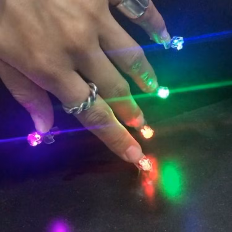 Kỹ thuật viên làm nail nổi tiếng ở Hàn Quốc Park Eunkyung đang gây sốt diễn đàn mạng Instagram khi mở đầu xu hướng làm nail đèn Led nhiều màu lấp lánh độc nhất vô nhị.