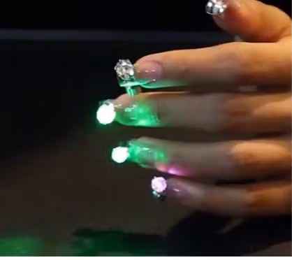 Sở hữu bộ nail độc lạ này sẽ giúp bạn nổi bật hơn hẳn vào ban đêm.