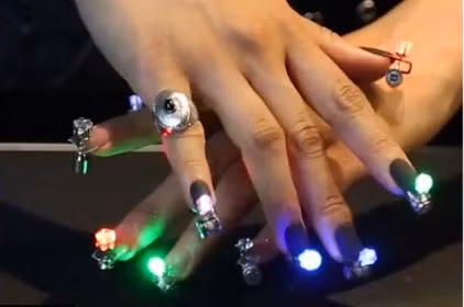 Bạn có thể chọn các loại đá nhiều màu để khi phát sáng sẽ tạo hiệu ứng ánh sáng lấp lánh cho bộ nail của mình. Nguồn ảnh: Odditycentral.
