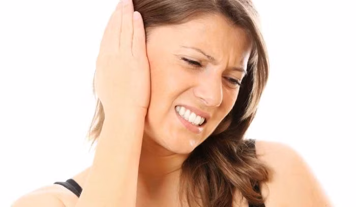 Ở giai đoạn đầu, người bị bệnh ung thư vòm họng thường có các triệu chứng như nhức đầu (thường đau ở một bên), ù tai (thường ù một bên), ngạt mũi một bên, đôi khi xì ra máu mũi. (Nguồn Songmoi)