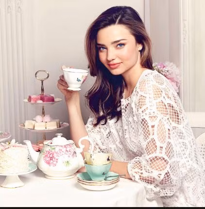 Hạn chế di chuyển khi ngồi ăn hay uống nước. Bởi thói quen này ảnh hưởng nghiêm trọng đến hệ thống tiêu hóa của mỗi người, sẽ gây tích tụ mỡ thừa trong bụng. Thay vào đó, hãy ngồi yên và ngồi thẳng trong khi ăn.