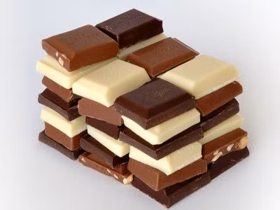 Sô cô la và sữa bò. Sữa bò chứa rất nhiều protein và canxi trong khi sô cô la là thực phẩm nhiều năng lượng và có chứa axit oxalic. Nếu hai thực phẩm này kết hợp cùng nhau thì cơ thể sẽ không hấp thu được chất này gây ra việc thiếu canxi và chậm phát triển khiến tóc khô, gãy rụng, nặng hơn là tiêu chảy. Ảnh: Khoahoc.