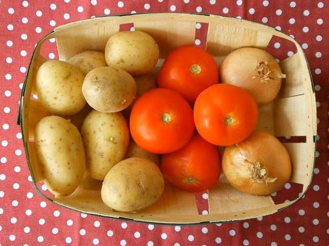 Cà chua khoai tây. Hai loại thực phẩm đại kỵ nhưng vẫn được dùng rất nhiều. Cà chua chứa nhiều chất toan, nếu kết hợp cùng khoai tây sẽ hình thành những chất khó tiêu, dẫn đến tiêu chảy, rối loạn tiêu hóa. Ảnh: Alobacsi.