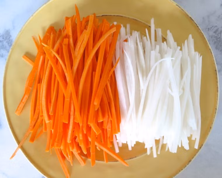 Cà rốt, củ cải. Cà rốt và củ cải thường được dùng chung trong các món hầm và các món súp. Tuy nhiên, cà rốt chứa nhiều enzym phân giải vitamin C, củ cải giàu vitamin C, hai thứ này ăn chung sẽ phá hủy các thành phần dinh dưỡng. Ảnh: Bachhoaxanh.