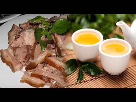 Thịt chó nước chè. Khi kết hợp hai loại thực phẩm này sẽ khiến acid tanic trong nước chè tác dụng với protein trong thịt chó làm khô niêm mạc ruột, giảm chất nhờn trong ruột khiến ruột làm việc khó khăn, có khi còn gây ung thư. Ảnh: Youtube.