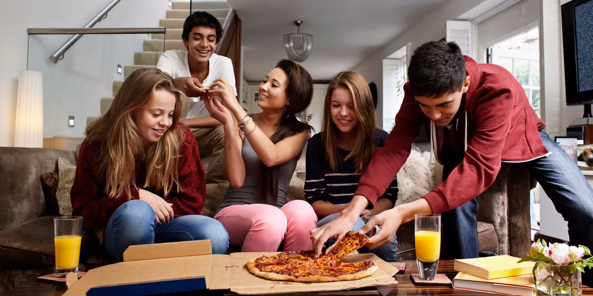 Ăn uống không lành mạnh. Những ngày nghỉ lễ, hầu hết các gia đình tụ tập vui chơi, vì thế việc ăn uống sẽ mất trật tự. Thứ nhất ăn uống lệch giờ, lệch bữa, thứ hai ăn nhiều đồ chiên rán, đồ chế biến sẵn. Ảnh: Eat This Not That.