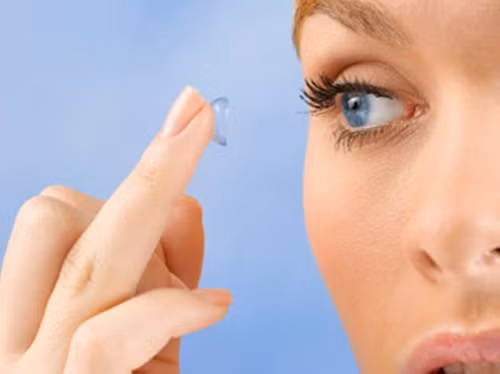 Nếu dùng kính áp tròng, bạn hãy khử trùng bằng nước rửa kính hoặc nước sôi trong 5 phút để giết chết vi trùng, vi khuẩn. Bạn cũng chỉ nên dùng kính áp tròng tối đa 3-4 tháng và thay kính mới. Ảnh: Myeyes.