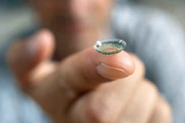 Đeo kính áp tròng khi ngủ. Khi đeo kính áp tròng ngủ qua đêm có nghĩa là bạn đã tước đi cơ hội thở của đôi đôi mắt, giác mạc lúc đó sẽ thiếu oxy trầm trọng và các vi khuẩn phát triển trong mắt. Thậm chí một nghiên cứu của các nhà khoa học Mỹ cho rằng, người đeo áp tròng đi ngủ có nguy cơ loét giác mạc gấp 10-15 người khác.Ảnh: All About Vision.