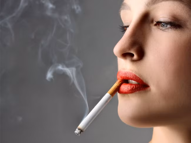 Hút thuốc lá. Rất nhiều nghiên cứu cho biết, khói thuốc là nhân tố chính gây đục thủy tinh thể và thoái hóa điểm vàng. Hơn nữa, thuốc lá còn làm suy yếu hệ tuần hoàn do đó oxy không đủ cung cấp đến mắt làm cho tế bào mắt giảm và giảm thị lực hẳn đi. Ảnh: New Health Guide.