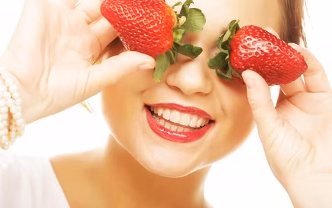 Dâu tây được xem là “thần dược” trị bọng mắt dưới cho các chị em vì loại trái cây này chứa nhiều axit alpha-hydroxy giúp kìm hãm sự phát triển của hắc tố melamin. (Nguồn Baosuckhoe)