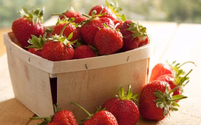 Dâu tây còn chứa nhiều vitamin C giúp ngăn ngừa lão hóa da, cung cấp dưỡng chất cần thiết cho vùng da dưới mắt mịn màng hơn. (Nguồn Tinhchattrangda)