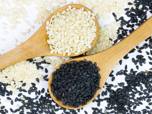 Bạn chỉ cần giã nhỏ vừng, sau đó xoa lên mắt kết hợp massage nhẹ nhàng. Thực hiện đều đặn vào buổi tối, 2 -3 ngày/tuần bạn sẽ thấy hiệu quả rõ rệt. (Nguồn Marrybaby)