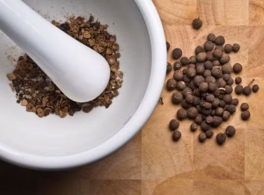 Muốn hết hẳn bệnh bí tiểu thì nên uống bột hạt long nhãn giã mịn sắc nước. Ngoài ra, hạt long nhãn khô tán mịn có thể giúp cầm máu rất tốt.