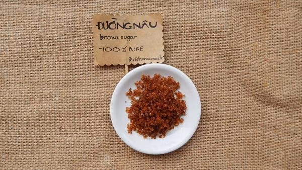 Để đánh bay lớp cao răng đáng ghét, bạn có thể ngậm một thìa đường nâu trong 10 - 15 phút cho đến khi đường tan. Sau đó, nhổ bỏ dung dịch này và chải răng như bình thường. (Nguồn Blogspot)