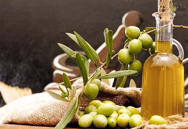 Ngoài dầu dừa, bạn có thể dùng dầu oliu để giúp răng trắng sáng, đồng thời lấy đi mảng bám trên răng hiệu quả. Với cách này, bạn có thể thực hiện từ 2-3 lần/tuần để đạt được hiệu quả mong muốn. (Nguồn Oilvn)