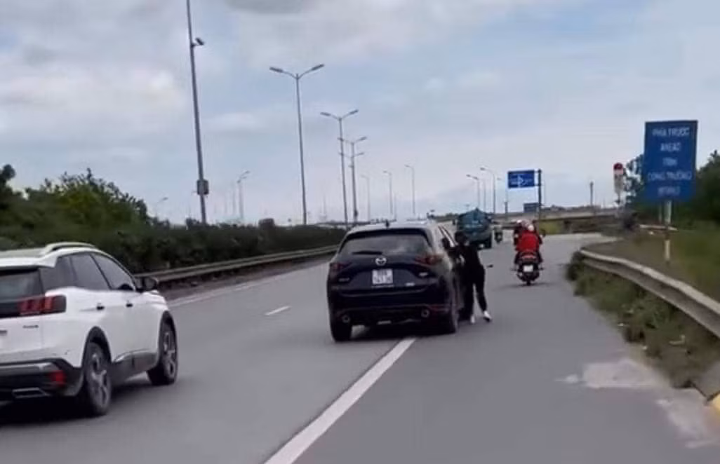 Tai xe xe Mazda keo le nguoi phu nu ben hong xe khai gi?