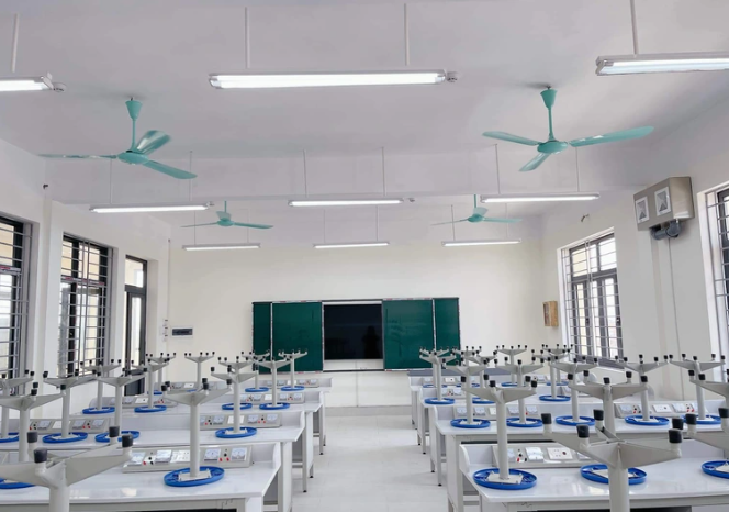  Quạt trần rơi trong lớp, 2 học sinh bị thương: Ngày 6/5, Ông Nguyễn Văn Ngát - Trưởng phòng GD&amp;ĐT Thanh Trì, Hà Nội cho biết, sự việc xảy ra vào tiết 4 môn Công nghệ hôm 27/4, tại lớp 6A7 - phòng học số 307 khu nhà A, trường THCS Vĩnh Quỳnh. Chiếc quạt trần gần cửa ra của lớp học bị rơi khi đang vận hành, cánh quạt va vào một học sinh ngồi học ở vị trí bàn đầu dãy 2 khiến học sinh này bị thương ở cằm phải nhập viện khâu 5 mũi. 