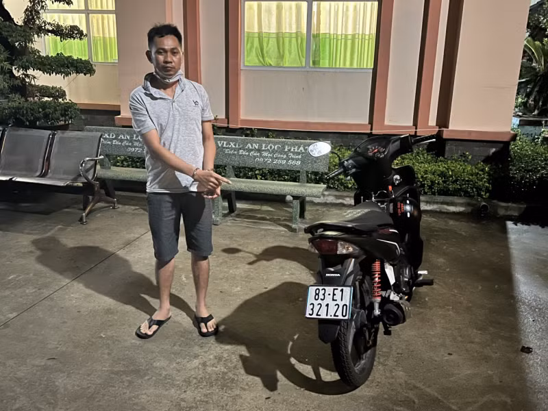  Mượn xe của bạn mang đi cầm cố để trả nợ: Sau khi mượn xe của anh Đặng Hoàng Phúc (SN 2001, quê Sóc Trăng) ở một nhà trọ tại Bến Cát (Bình Dương), Thạch Chươne (SN 1987, quê Trà Vinh) đang mang xe của anh Phúc đi cầm cố với số tiền 11,5 triệu đồng để tiêu xài, trả nợ và bỏ trốn. Ngày 6/5, Công an thị xã Bến Cát cho biết đang tạm giữ Thạch Chươne. 