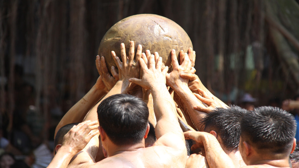 Cuối cùng bọn quỷ đen thua trận, phải quy phục đức thánh Tam Giang ở đây. Chính vì vậy, dân làng Vân mở hội vật cầu (còn gọi là hội Khánh Hạ) vào ngày hóa của đức thánh, với ý nghĩa hội mừng chiến thắng.