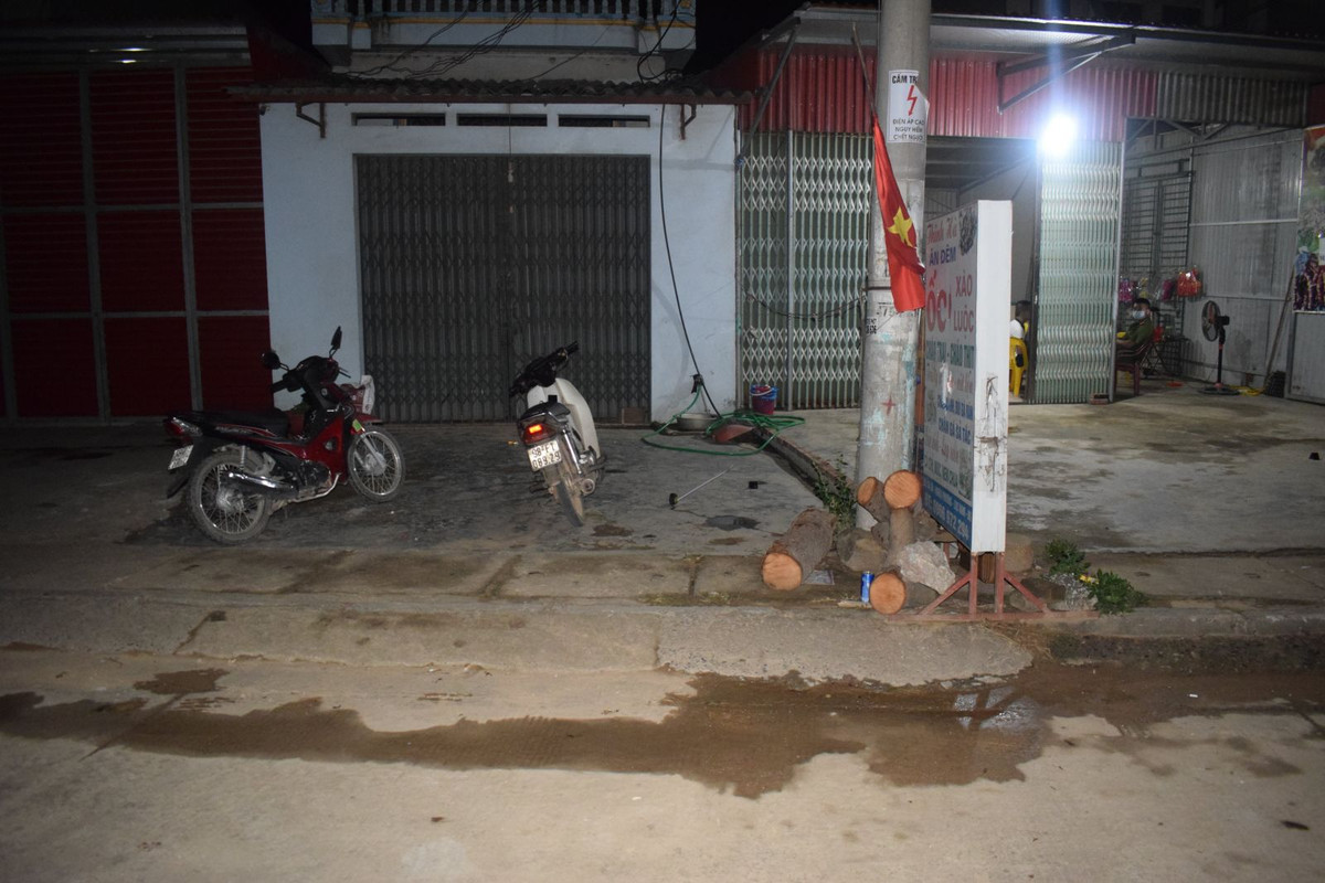 Nhóm 2 gồm: Vũ Văn Hoàn (SN 1993); Phạm Đăng Thịnh (SN 1994; Nguyễn Thế Hải (SN 1993); Hoàng Văn Trường (SN 1989 cùng trú tại thôn Quỷnh Sành, xã Nghĩa Phương, huyện Lục Nam) và Quàng Thị Điền (SN 1988, trú tại bản Phát, xã Chiềng Nung, huyện Mai Sơn, tỉnh Sơn La). 