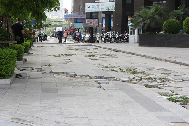 Đá vỉa hè trên phố Mễ Trì (ngay tòa nhà Golden palace) bị nát tươm, nhếch nhác rất dễ gây nguy hiểm cho người đi bộ.