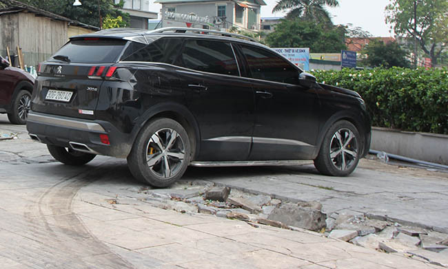 Theo một số người dân cho biết, vỉa hè chỉ dành cho người đi bộ, nhưng tình trạng xe máy, xe ô tô leo lên vỉa hè cũng làm cho kết cấu của những viên đá dần dần bị hư hỏng, vỡ nát.