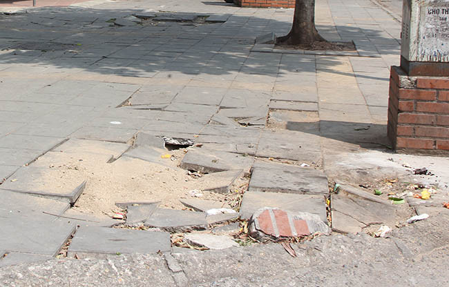 Tình trạng xuống cấp, vỉa hè nhan nhản vết nứt, vỡ gạch, bề mặt vỉa hè lồi lõm, lởm chởm.