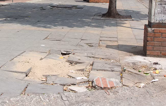 Tình trạng xuống cấp, vỉa hè nhan nhản vết nứt, vỡ gạch, bề mặt vỉa hè lồi lõm, lởm chởm.