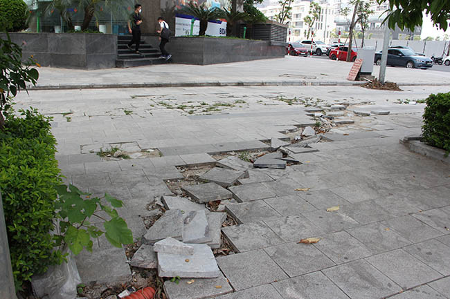 Đá lát vỉa hè lại loại đá tự nhiên chống trơn trượt, so với vật liệu khác thì loại đá này đươc cho có khả năng chống thấm, nước tốt hơn, cách nhiệt an toàn.