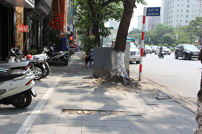 Mặc dù được giới thiệu là đá vĩnh cửu có độ bền 50 - 70 năm, nhưng sau một thời gian ngắn đưa vào sử dụng đá vỉa hè trên phố Trần Duy Hưng bị bong tróc, vỡ nát. 