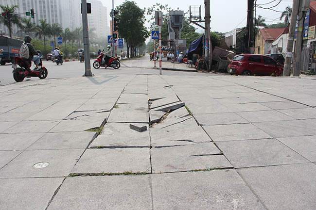 Vỉa hè phố Trịnh Văn Bô vỡ nát, nghiêng ngả. 