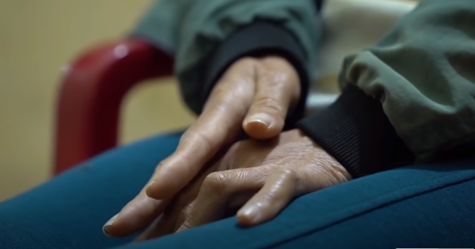 Do thiếu hiểu biết, chị Thủy đã ký hồ sơ vay 55 triệu đồng của ngân hàng. Số tiền này Mai giữ và sử dụng tiêu xài cá nhân hết. Sau đó, trong quá trình giúp việc, chị Thủy đã có lời xúc phạm làm Mai bức xúc, khó chịu nên cô ta đã nghĩ đến việc đầu độc người giúp việc lần thứ 2 bằng cách cho thạch tín cho vào bát cơm đưa chị Thủy ăn. Lần này, chị Thủy bị liệt chân tay, phải ngồi xe lăn.