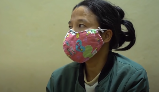 Đến giữa tháng 2/2020, chị Thủy xuất viện về điều trị tại nhà ở Tiến Đức, huyện Hưng Hà, tỉnh Thái Bình. Ở nhà dưỡng bệnh 1 tháng, chị Thủy được ngân hàng thông báo đang nợ thẻ tín dụng 40 triệu đồng và sổ tiết kiệm của mình đã được thế chấp để vay 55 triệu đồng. Sau đó, chị Thủy liên tục gọi điện cho Mai nói không mua bảo hiểm nữa và yêu cầu Mai trả lại sổ tiết kiệm.