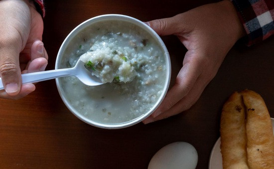 Mai nảy sinh ý định cho thạch tín vào thức ăn của chị Thủy để chị Thủy ngộ độc phải đi viện nên đặt mua một lọ thạch tín rồi cho một ít cho vào cháo, trộn đều đưa cho chị Thủy ăn. Sau khi ăn cháo, chị Thủy bị nôn mửa, đau bụng, Mai đưa chị Thủy đến Bệnh viện Xanh Pôn (TP Hà Nội) nhập viện điều trị, lúc này chị Thủy đã đồng ý mua bảo hiểm cho Mai. (Ảnh minh họa)