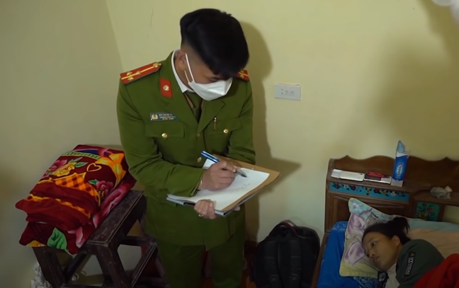 Theo lời chị Thuỷ khai báo thì hôm đó chị và con gái chỉ ăn cơm với các thứ có sẵn trong nhà. Khi được hỏi có nghi ngờ gì không, chị Thuỷ băn khoăn một lúc, rồi kể ra việc tối hôm trước chị có gọi Vũ Tuyết Mai, là chủ nhà từng thuê chị Thủy giúp việc về để đòi sổ tiết kiệm.