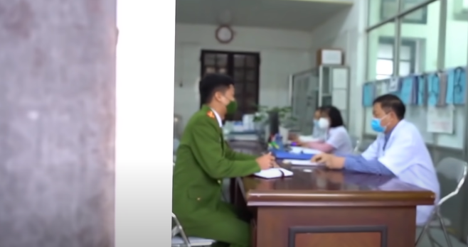 Kết quả giám định từ Viện Khoa học hình sự (Bộ Công an) cho thấy mẹ con chị Thủy đã bị ngộ độc thạch tín. Công an đã nhanh chóng tới bệnh viện lấy lời khai từ mẹ con nạn nhân.