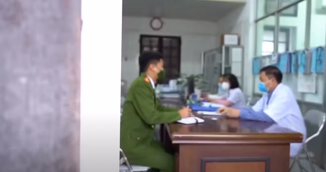 Kết quả giám định từ Viện Khoa học hình sự (Bộ Công an) cho thấy mẹ con chị Thủy đã bị ngộ độc thạch tín. Công an đã nhanh chóng tới bệnh viện lấy lời khai từ mẹ con nạn nhân.