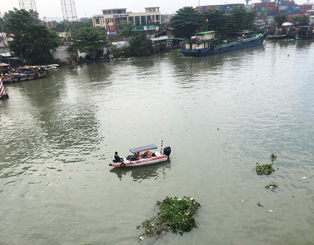  Nữ công nhân để lại xe máy rồi nhảy xuống sông: Sáng 5/5, một cô gái khoảng 20 tuổi quê tỉnh Bình Thuận đã di chuyển lên giữa cầu (thuộc phường Long Bình Tân, TP Biên Hòa, tỉnh Đồng Nai) người này dừng xe, để lại điện thoại rồi nhảy xuống sông Đồng Nai. Hiện lực lượng chức năng vẫn đang tiếp tục công tác tìm kiếm nạn nhân. 
