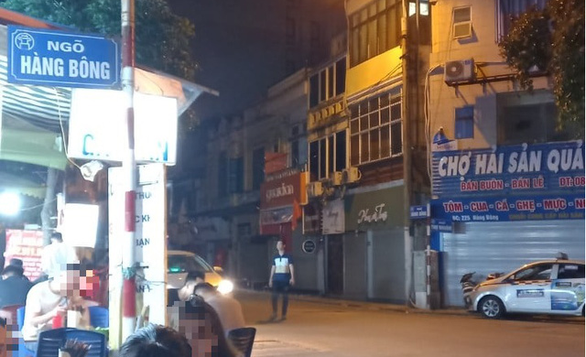  Tạm giữ tài xế taxi cướp tài sản của du khách nước ngoài: Ngày 5/5, Công an quận Hoàn Kiếm, Hà Nội cho biết đã phối hợp với Công an phường Hàng Bông làm rõ đối tượng lái xe taxi cướp tài sản của hai nữ du khách, thu giữ hai điện thoại. Đối tượng đang bị tạm giữ để phục vụ điều tra. Danh tính của đối tượng chưa được công bố. 