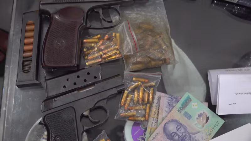 Vào cuộc điều tra, Phòng CSHS phối hợp với Cục CSHS và Công an tỉnh Yên Bái tiến hành truy bắt nhóm đối tượng trên. Đến sáng 3/5, Công an đã bắt giữ Mẫn tại một tiệm rửa xe ở phường Quang Vinh, TP Biên Hòa. Thời điểm bị bắt giữ, Mẫn đã có ý định rút súng để chống trả, nhưng các trinh sát đã kịp thời vô hiệu hóa. Tang vật thu giữ là 1 khẩu súng, 8 viên đạn, trong đó 1 viên đã lên nòng và 40 viên đạn trong túi xách đối tượng mang theo.