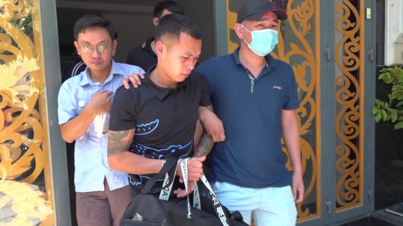 Khám xét nơi ở của 2 đối tượng này, Công an tiếp tục thu giữ 1 khẩu súng, 8 viên đạn, trong đó 1 viên đã lên nòng và 13 viên đạn chúng mang theo. Ngoài ra, Công an cũng thu giữ một bịch nilon bên trong chứa chất màu trắng nghi là ma túy. Hiện, vụ bắt nhóm đối tượng bị truy nã nổ súng giết người ở Yên Bái đang được cơ quan chức năng điều tra, làm rõ.