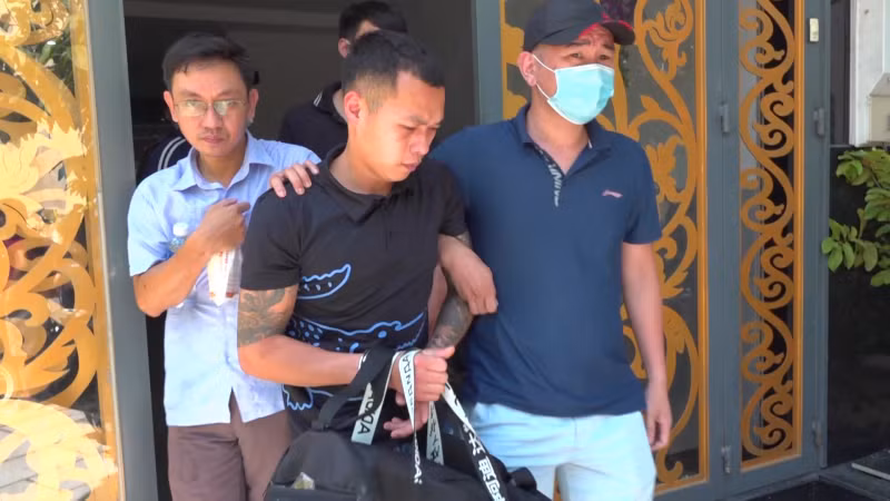 Khám xét nơi ở của 2 đối tượng này, Công an tiếp tục thu giữ 1 khẩu súng, 8 viên đạn, trong đó 1 viên đã lên nòng và 13 viên đạn chúng mang theo. Ngoài ra, Công an cũng thu giữ một bịch nilon bên trong chứa chất màu trắng nghi là ma túy. Hiện, vụ bắt nhóm đối tượng bị truy nã nổ súng giết người ở Yên Bái đang được cơ quan chức năng điều tra, làm rõ.