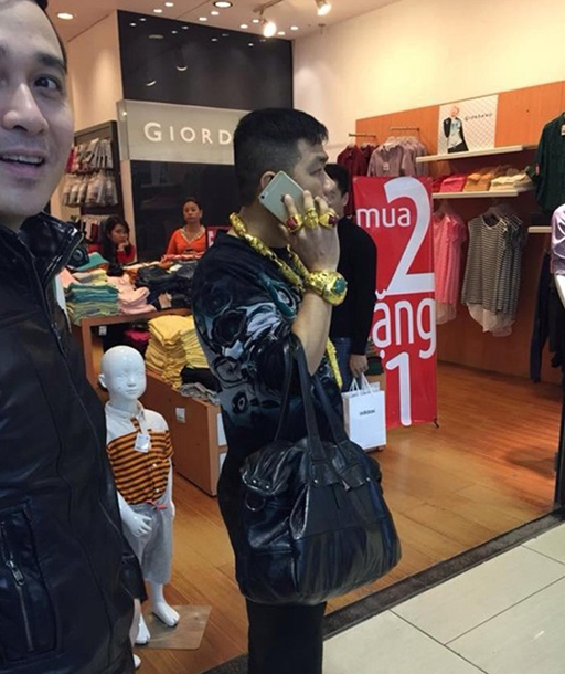 Mới đây, “đại gia” Nguyễn Xuân Tùng xuất hiện ở một trung tâm thương mại lớn tại Hà Nội với vẻ ngoài gây sự chú ý đặc biệt: Đeo rất nhiều dây chuyền, vòng, kiềng màu vàng gây náo loạn trung tâm thương mại.