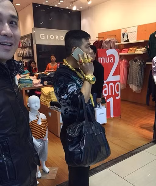 Mới đây, “đại gia” Nguyễn Xuân Tùng xuất hiện ở một trung tâm thương mại lớn tại Hà Nội với vẻ ngoài gây sự chú ý đặc biệt: Đeo rất nhiều dây chuyền, vòng, kiềng màu vàng gây náo loạn trung tâm thương mại.