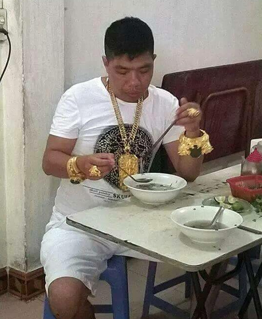 Để phục vụ công tác điều tra, bảo vệ quyền lợi hợp pháp của công dân, làm rõ hành vi phạm tội của bị can Nguyễn Xuân Tùng, Cơ quan CSĐT Công an tỉnh Tuyên Quang thông báo và đề nghị những ai đã từng vay tiền của y với lãi suất cao, đến phòng CSĐT tội phạm về tham nhũng, kinh tế, buôn lậu Công an tỉnh Tuyên Quang trình báo, cung cấp tài liệu, chứng cứ, hoặc liên hệ với điều tra viên Quan Văn Thống (SĐT: 0917496055) để cung cấp thông tin và giải quyết theo quy định của pháp luật.