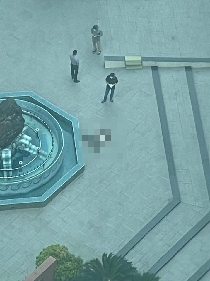  Người đàn ông rơi từ tầng cao chung cư tử vong: Trưa 9/5, tại tòa cao ốc số 1 Ngụy Như Kon Tum (phường Nhân Chính, quận Thanh Xuân, Hà Nội) một người đàn ông rơi từ tầng cao của tòa nhà chung cư xuống đất tử vong. Hiện vụ việc đang được cơ quan chức năng điều tra, làm rõ. 