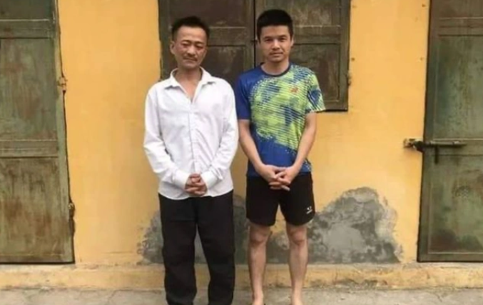  Vào thẳng trụ sở công an huyện trộm xe ô tô: Trần Minh Thành (SN 1984) và Nguyễn Ngọc Báu (SN 1986, cùng trú Bình Xuyên, Vĩnh Phúc) điều khiển xe máy đến trụ sở công an huyện này để xử lý vi phạm. Quan sát thấy không có người quản lý trông giữ nên cả 2 vào bên trong rồi trộm ô tô. Ngày 9/5, Công an huyện Bình Xuyên cho biết đang tạm giữ 2 đối tượng này để điều tra, làm rõ. 