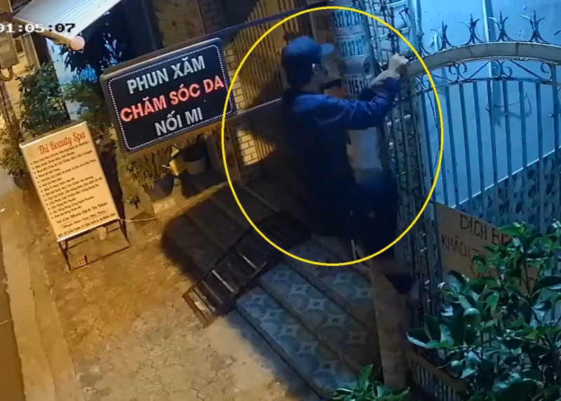  Mở cửa hóng gió, trộm leo rào vào cuỗm sạch tài sản: Ngày 9/5, Công an quận Bình Tân, TP.HCM tổ chức điều tra làm rõ và truy xét đối tượng gây ra vụ trộm tại căn nhà 3 tầng trên đường Cầu Kinh, phường Tân Tạo A. Theo đó, do trời nóng, vợ chồng anh K. mở hé cửa chính tầng 2 để lấy gió trời thì bị đối tượng trộm leo qua cổng chính rồi đu bám lên tầng 2, đột nhập vào trong lấy đi nhiều tài sản… 